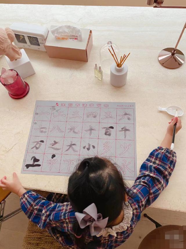 陈赫晒女儿新照对张子萱温情浪漫,陈赫和小朋友的照片