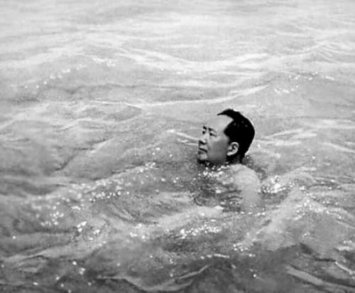 1961年，周恩来学习游泳，教练说，总理伤势太重，永远都学不会