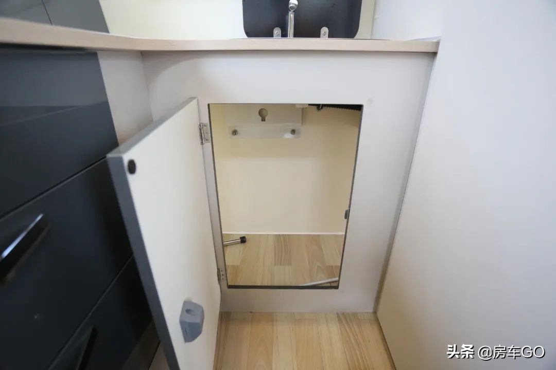 2.0t自动挡四驱越野房车13万左右,2.0t发动机8at轻卡房车