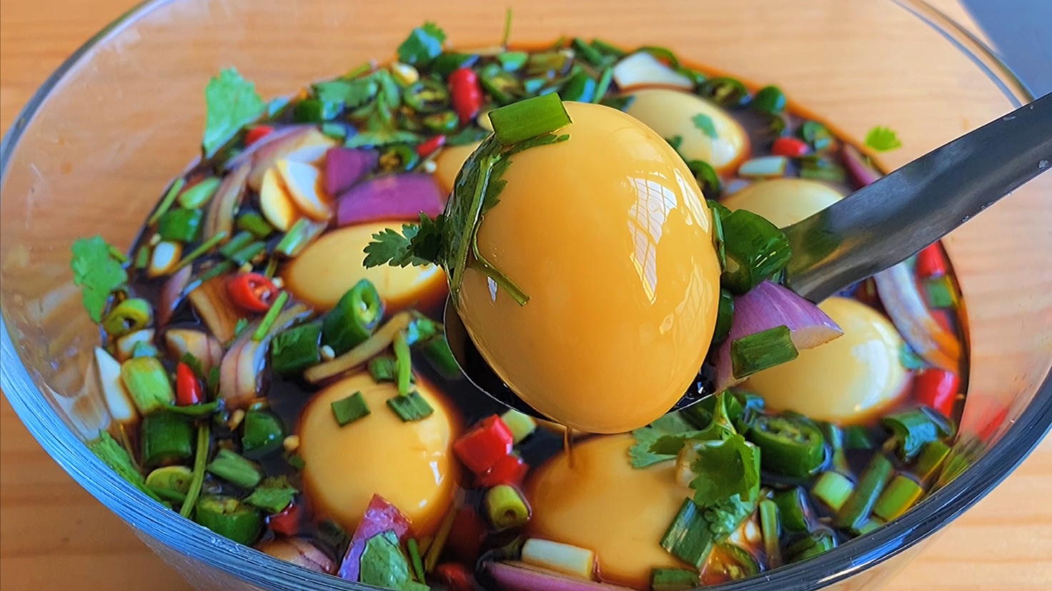 煮鸡蛋时，别直接下锅煮，老保姆教我一招，鸡蛋不会裂，特好剥皮