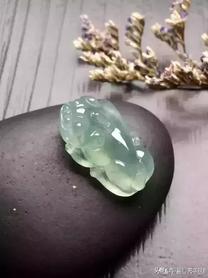 翡翠貔貅的正确佩戴方法,翡翠貔貅的正确佩戴方式