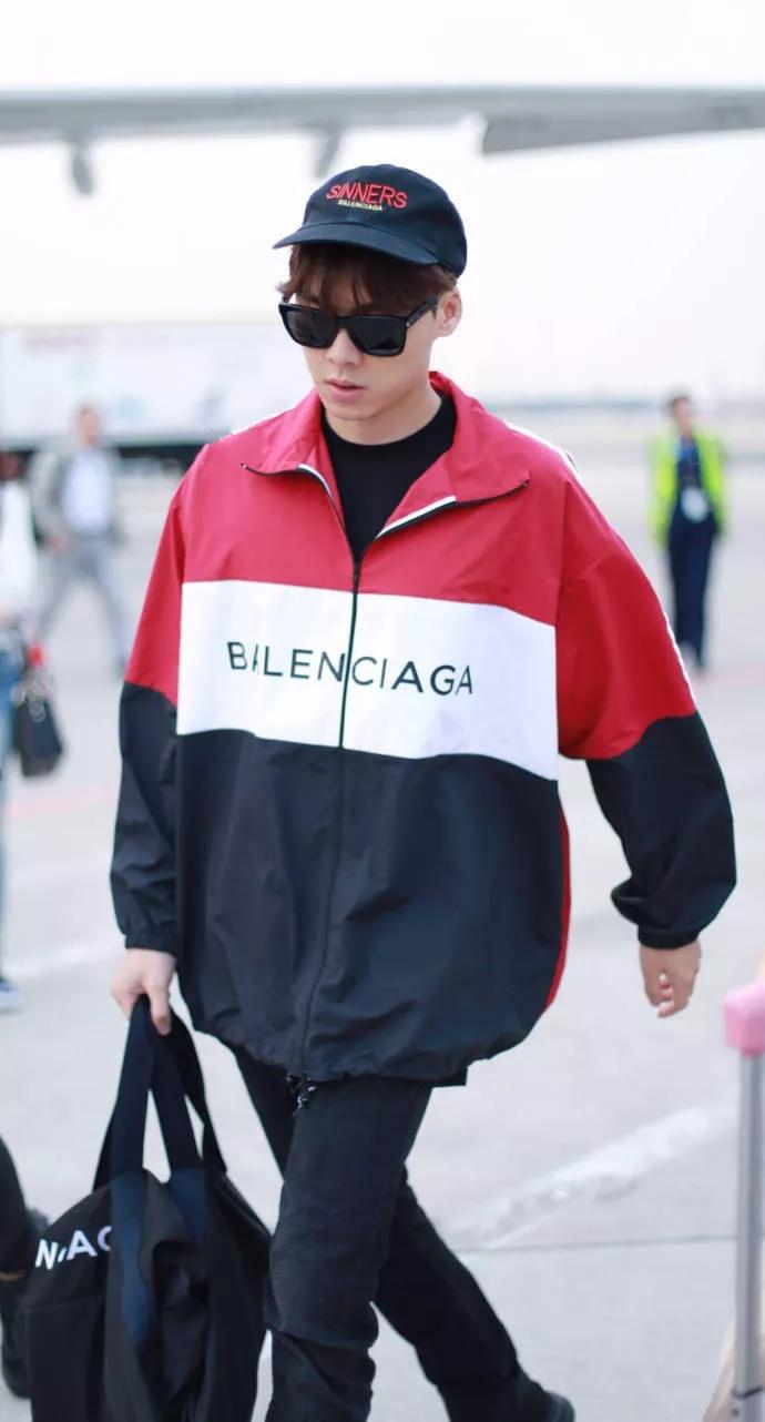 衬衫搭长裤，过度最合适，但我却爱上了王俊凯这件牛仔夹克