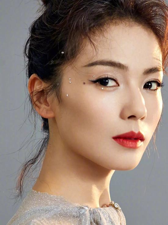 泫雅点痣位置,泫雅泪痣纹身