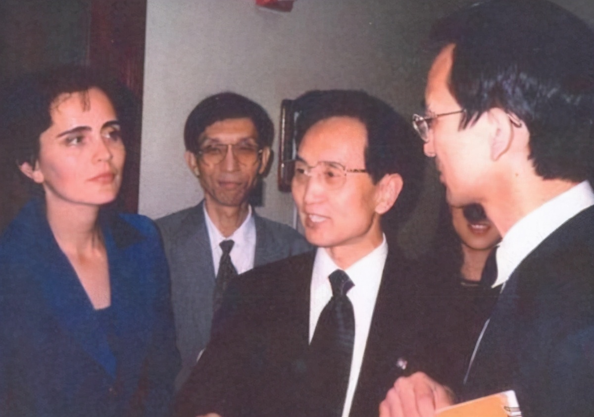 80年代“气功大师”严新跌落神坛，如今仓惶地逃往国外