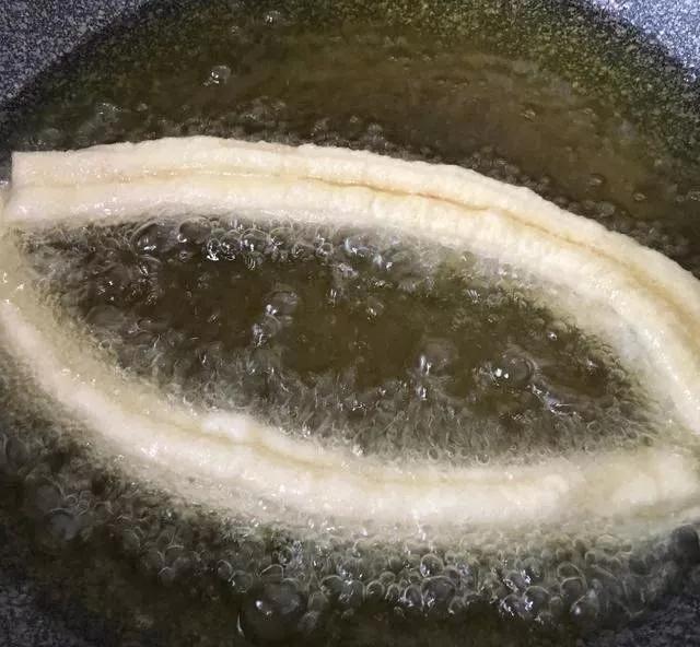 油条的做法和配方最简单,油条的家庭做法和配方的全过程