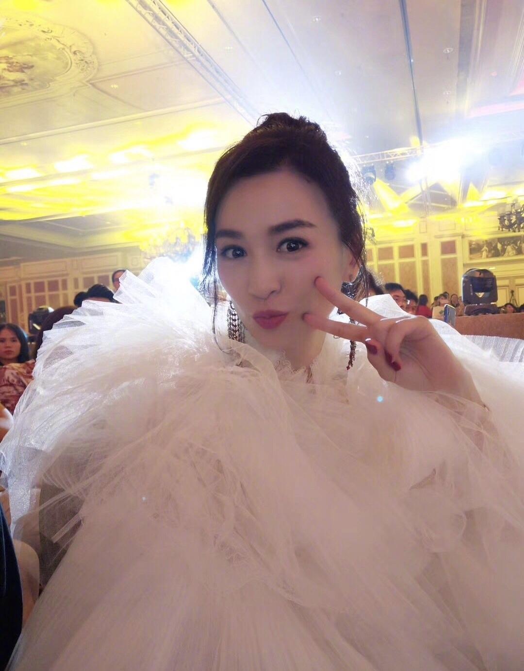 张庭出席穿红色上衣黑色裙子,48岁张庭穿搭