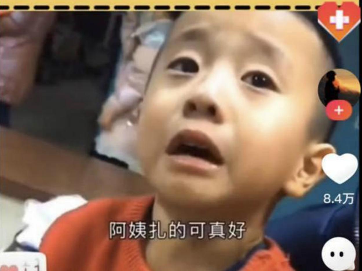 小男孩打针高情商回复,小男孩打疫苗又心疼又好笑