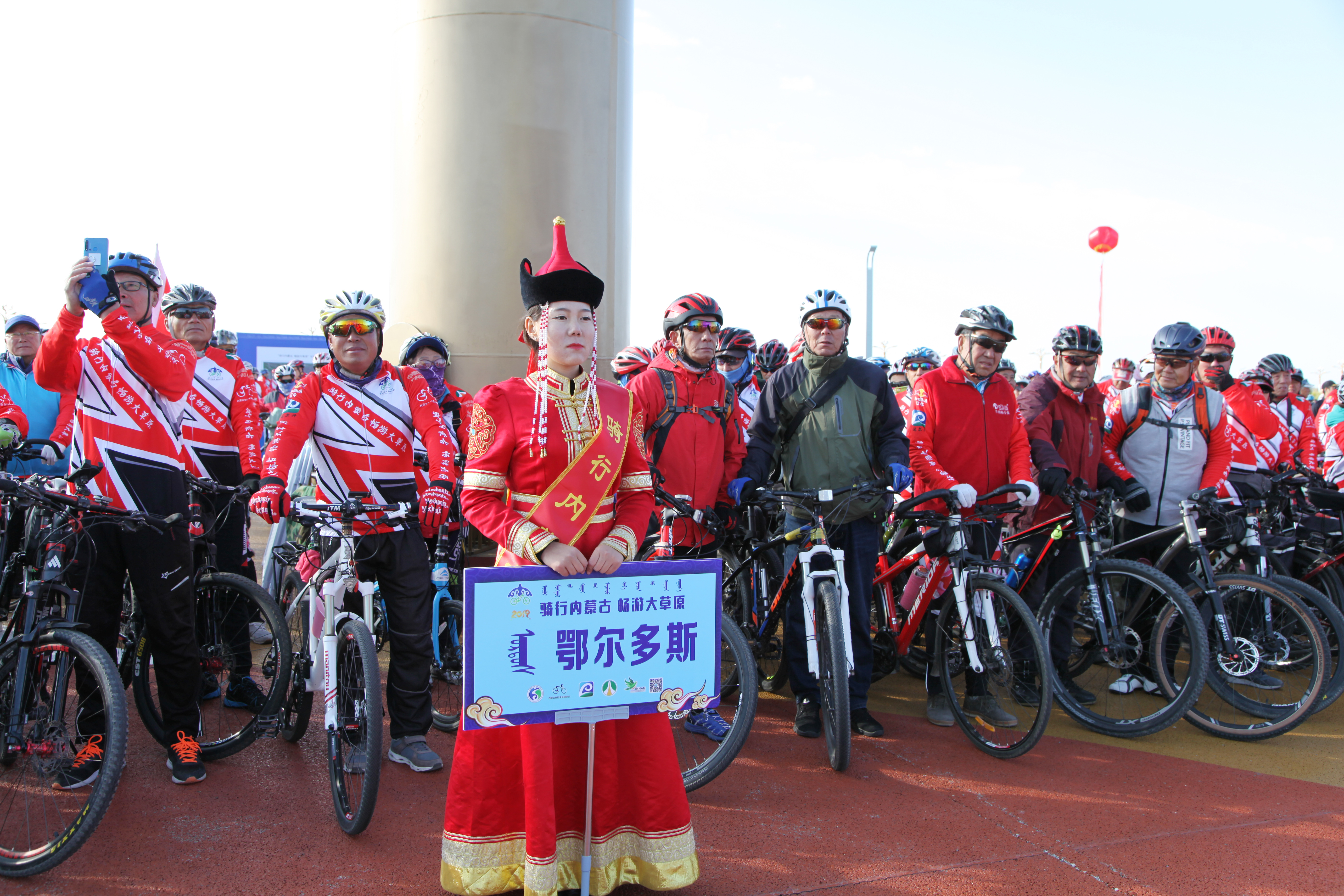 首届“骑行内蒙古畅游大草原”骑游比赛13日在呼和塔拉开赛