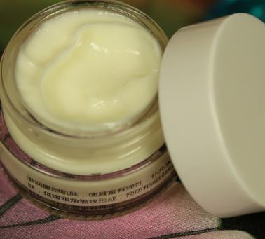 睡前坚持这三件事皮肤会越来越好,女人每晚睡前必做4件事