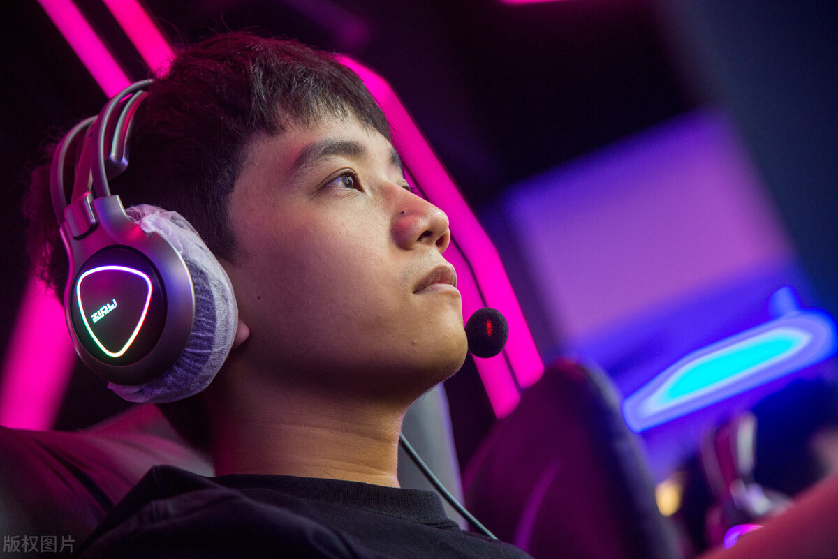 孩子沉迷游戏不让玩就跟疯了一样,孩子沉迷游戏可以给她压力吗