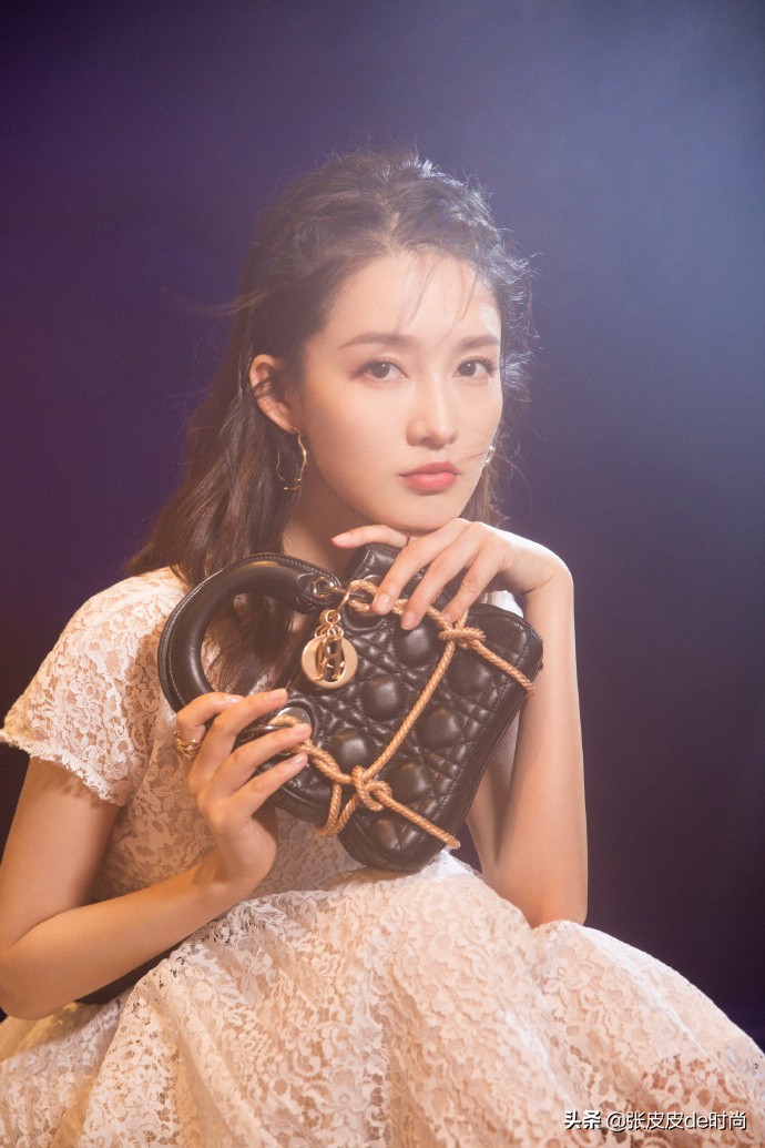 形容女孩子像花一样美,如何浪漫的形容一个女孩子