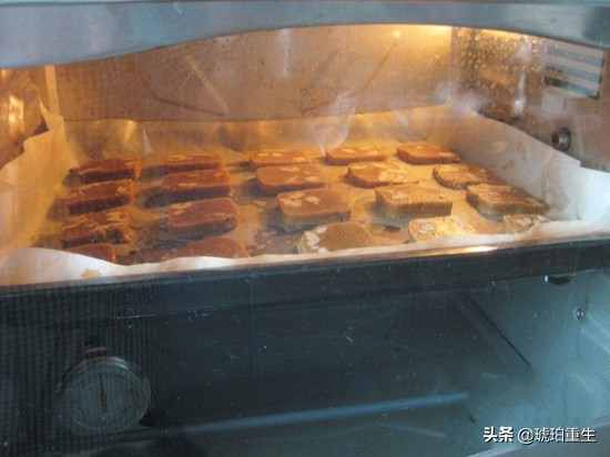 发现一款好吃的焦糖饼干搭配牛奶,奶油山核桃饼干