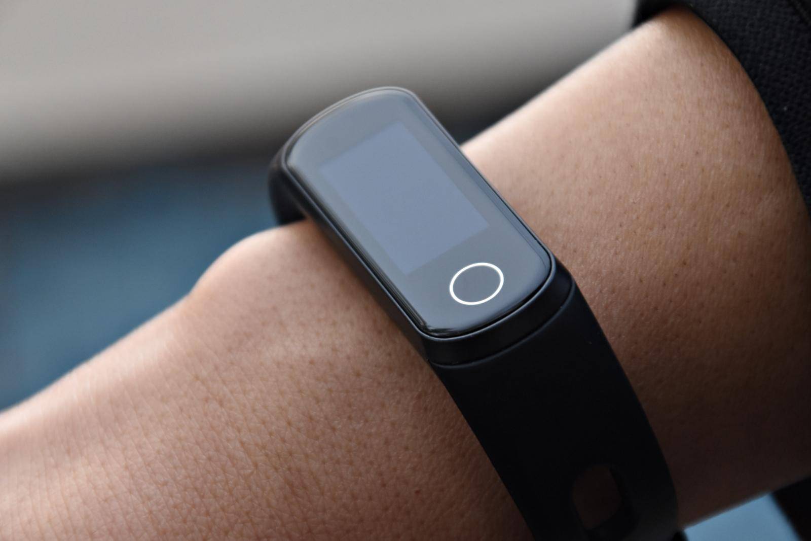 荣耀手环5i硅胶圈,荣耀手环5腕带怎么下