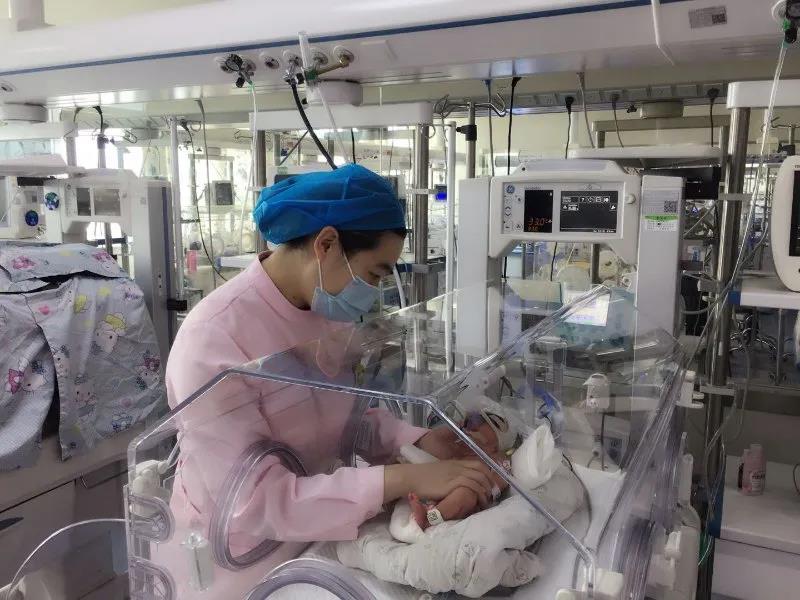 29周胎膜早破出生胎儿,双胞胎孕3月胎膜早破