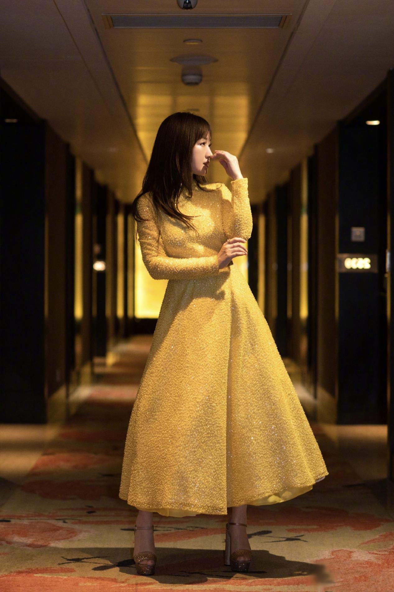 杨钰莹身穿黑色小西装打底晒美照,47岁杨钰莹穿驼色大衣撞衫陈数