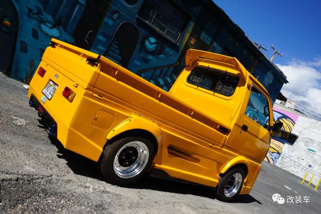 中置四驱五速手动的双门超跑,今晚我在秋名山等你