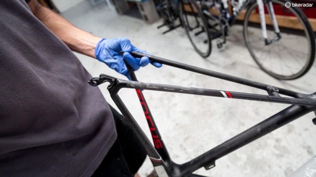 碳纤维自行车车身修复视频教程,碳纤维自行车针孔如何修复