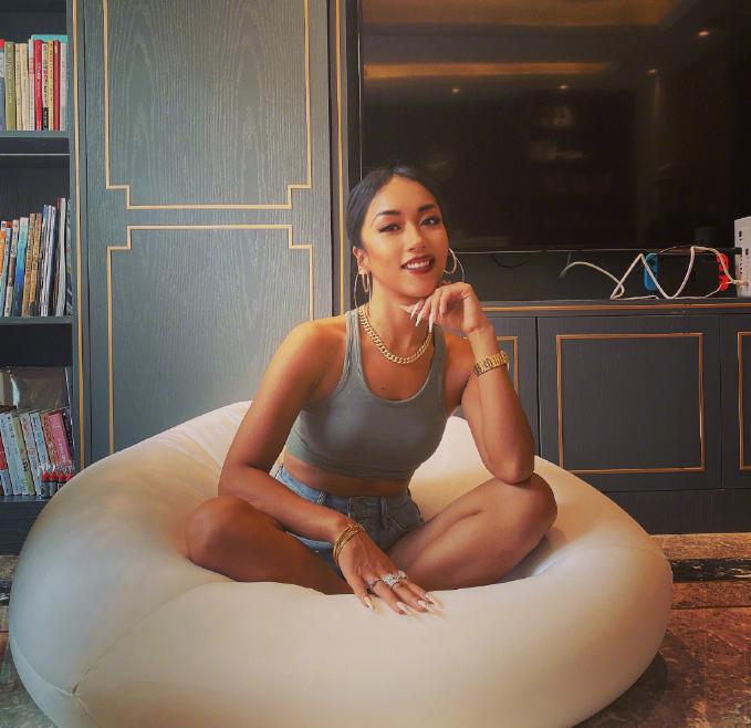 女生不白不黑的皮肤穿什么好看,女生皮肤黑怎么穿才好看