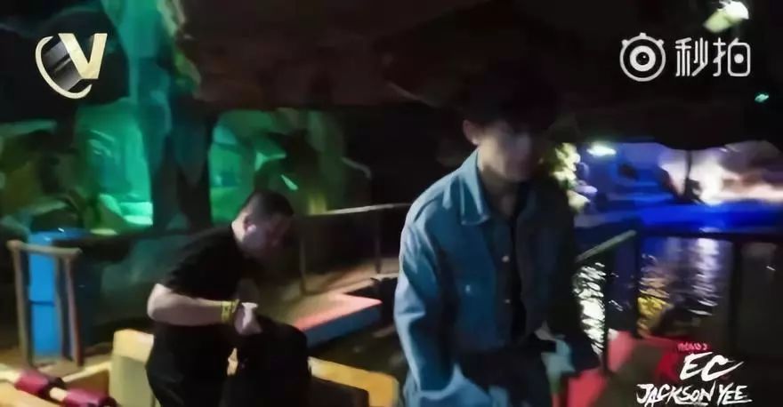 易烊千玺最新机场小脚裤,易烊千玺是不是最喜欢穿小脚裤