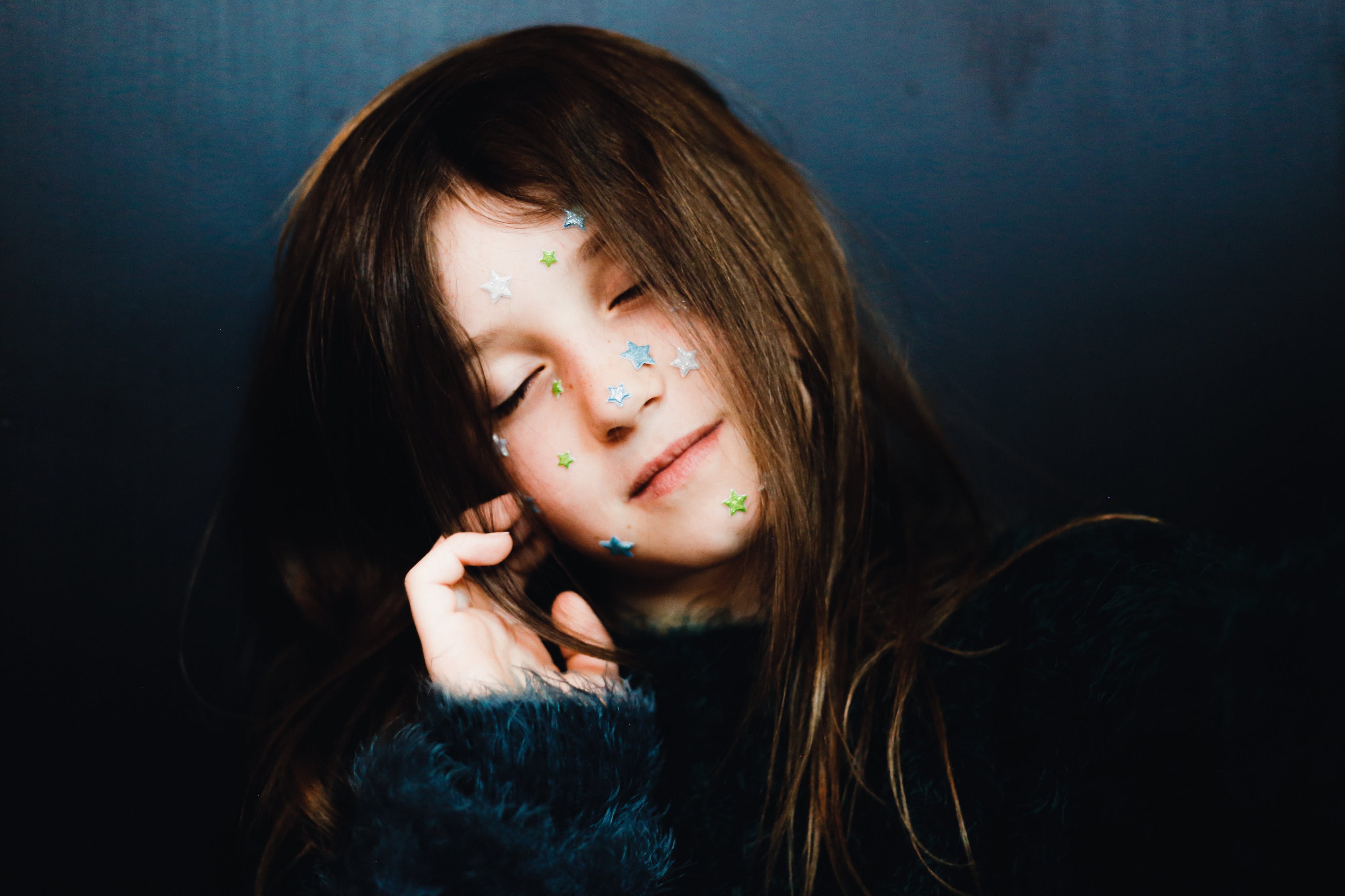 每天都会做一个漆黑中找人的恶梦，白天心烦情绪低落，怎么办？