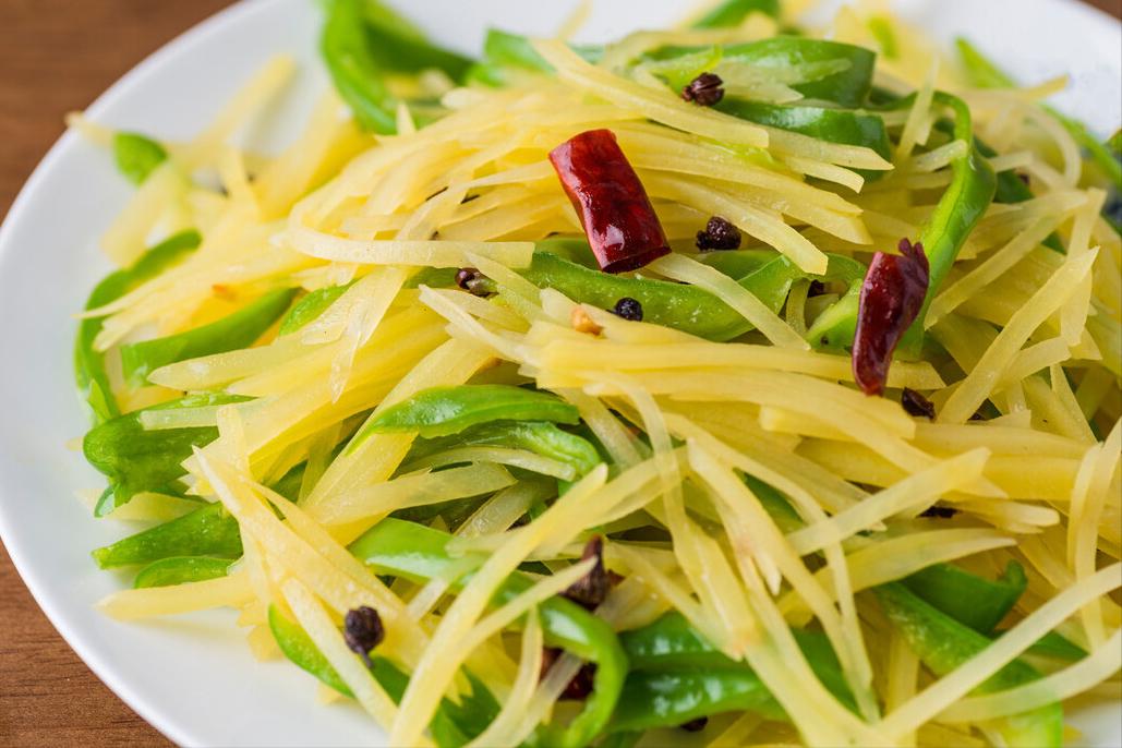 土豆丝放什么浸泡会不粘锅,炒土豆丝要焯水要几分钟会熟