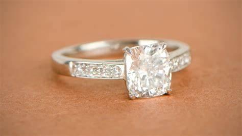 男子求婚用假钻戒,美国男子偷钻戒求婚