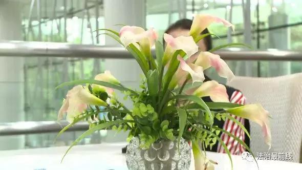 “富豪”秒变“无业青年”真相曝光后，轮流为他花钱上百万的女人们报警了！