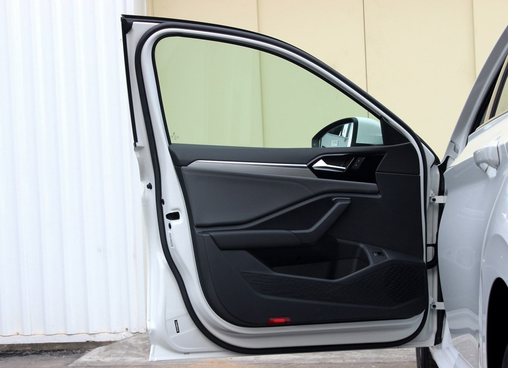 这台“小*萨特帕**”，次低配车型1.2T+5挡手动，13.89万值得买吗？