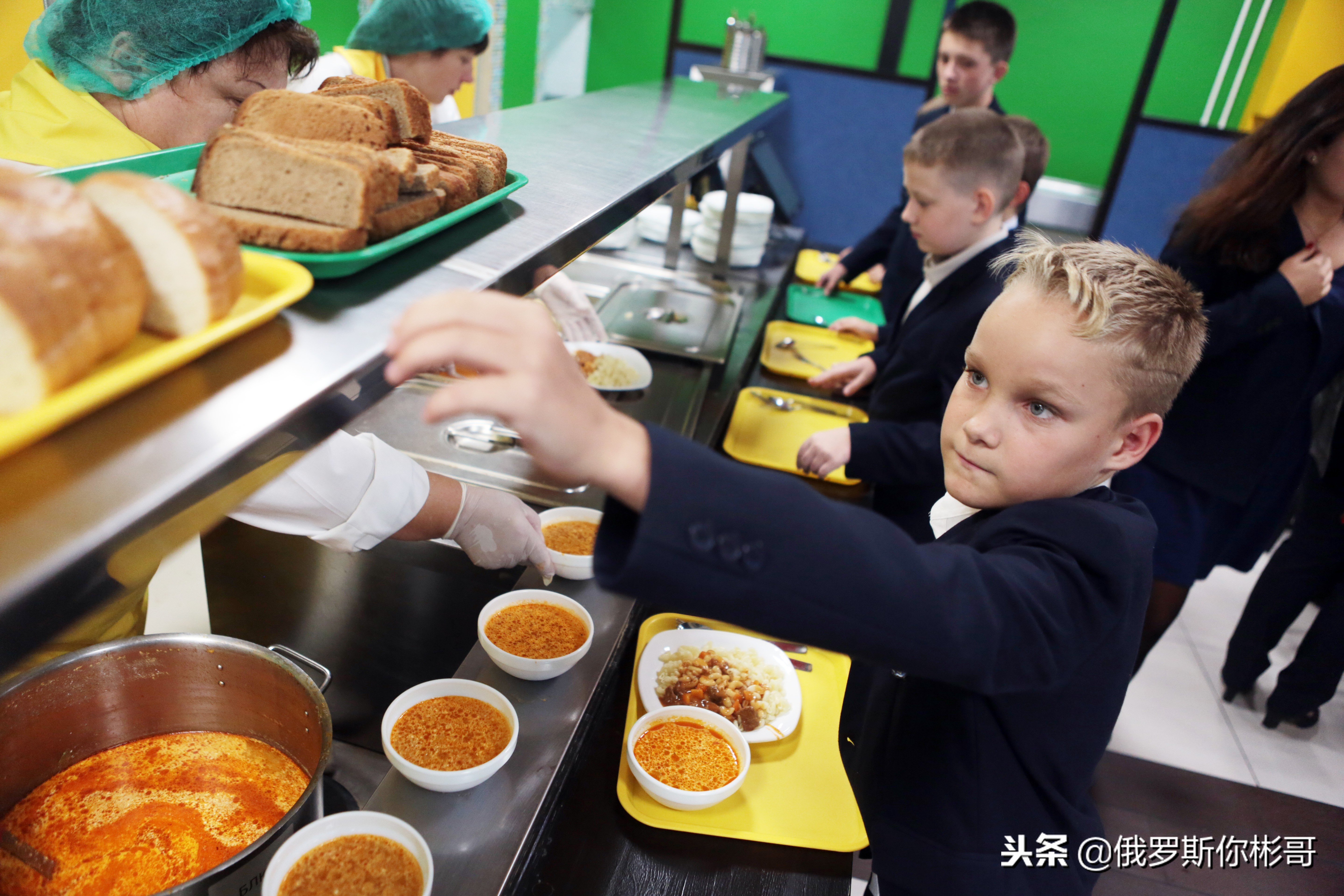 俄罗斯很好的诠释了再穷不能穷教育