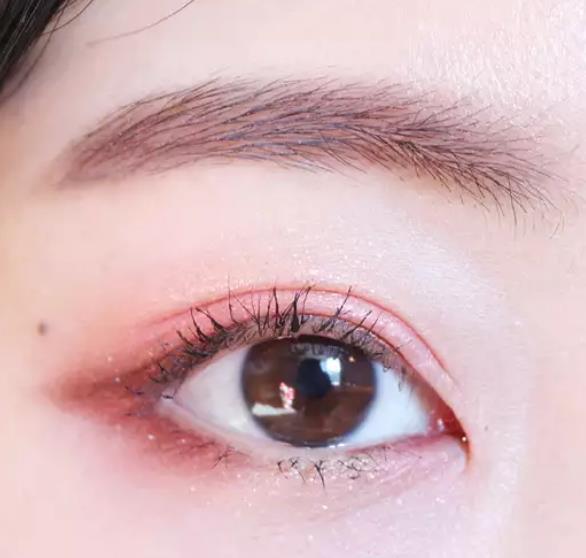 韩系妆容眼妆粉色,韩系桃花妆眼妆教程