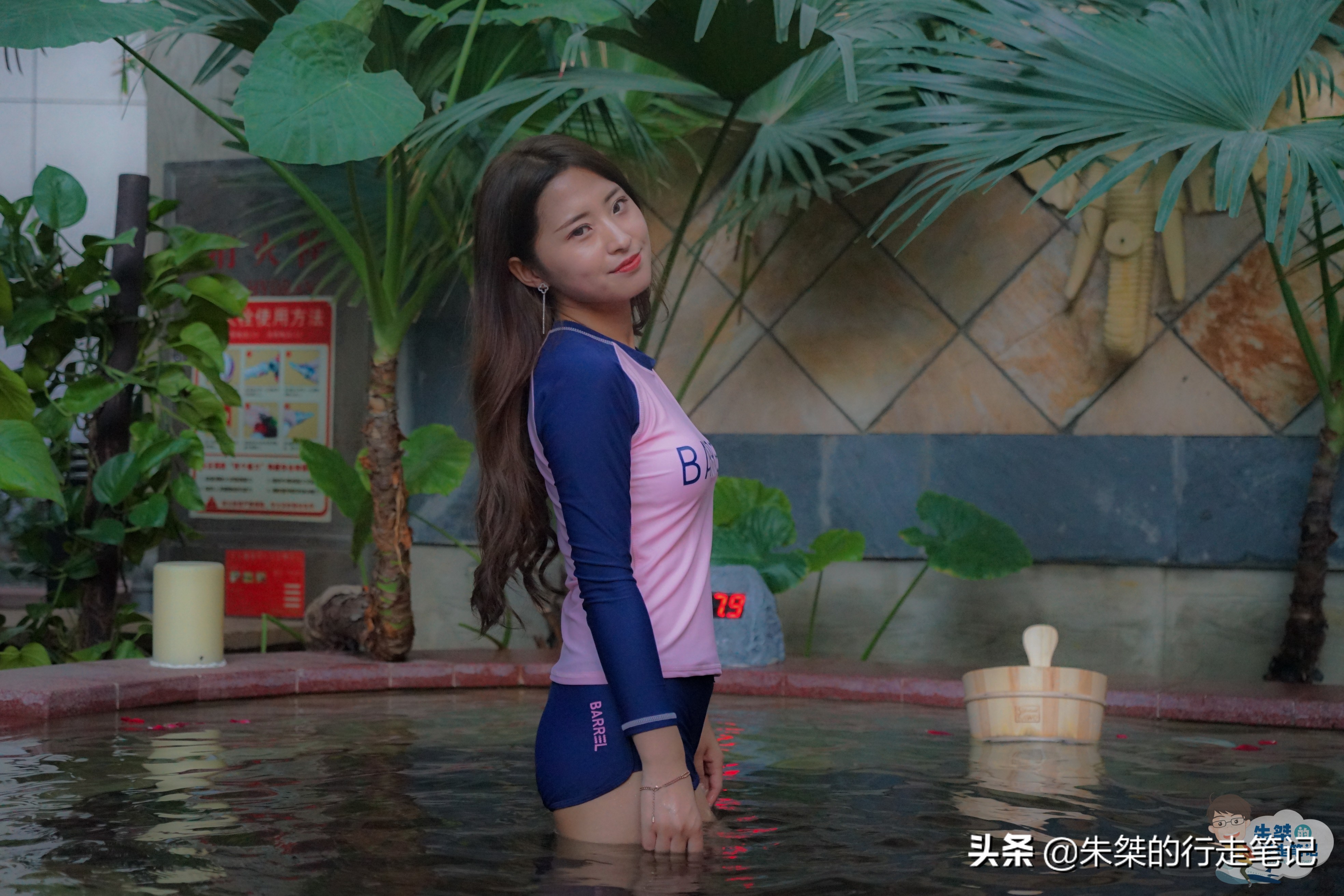 泡着温泉看日落,泡着野温泉看着雪山