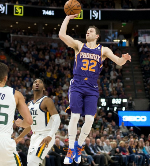 nba球迷穿宏远的衣服,nba球场球迷穿客场球衣