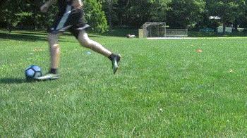 停球技巧慢动作视频,如何停球转身过人