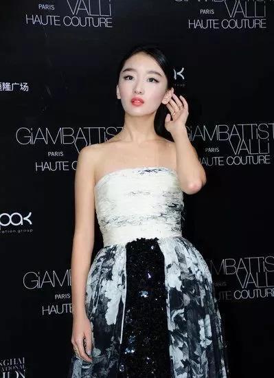 周冬雨过去的小粗腿,小粗腿逆袭