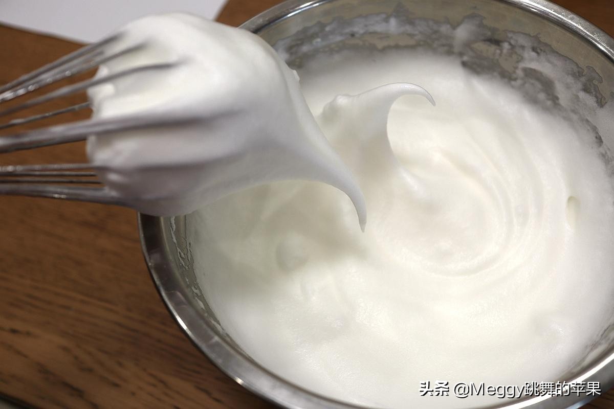 古早蛋糕和戚风蛋糕蛋白打发区别,蛋白打发到什么程度蛋糕才会柔软