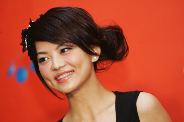 香港黄日华王杰县城捞金，央视郎永淳卖货：赚钱养家就是最大体面