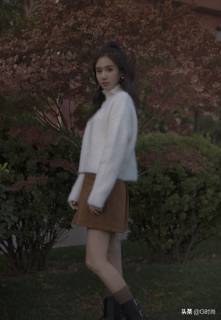 复古风潮来袭这件灯芯绒很火,红色灯芯绒复古风搭配