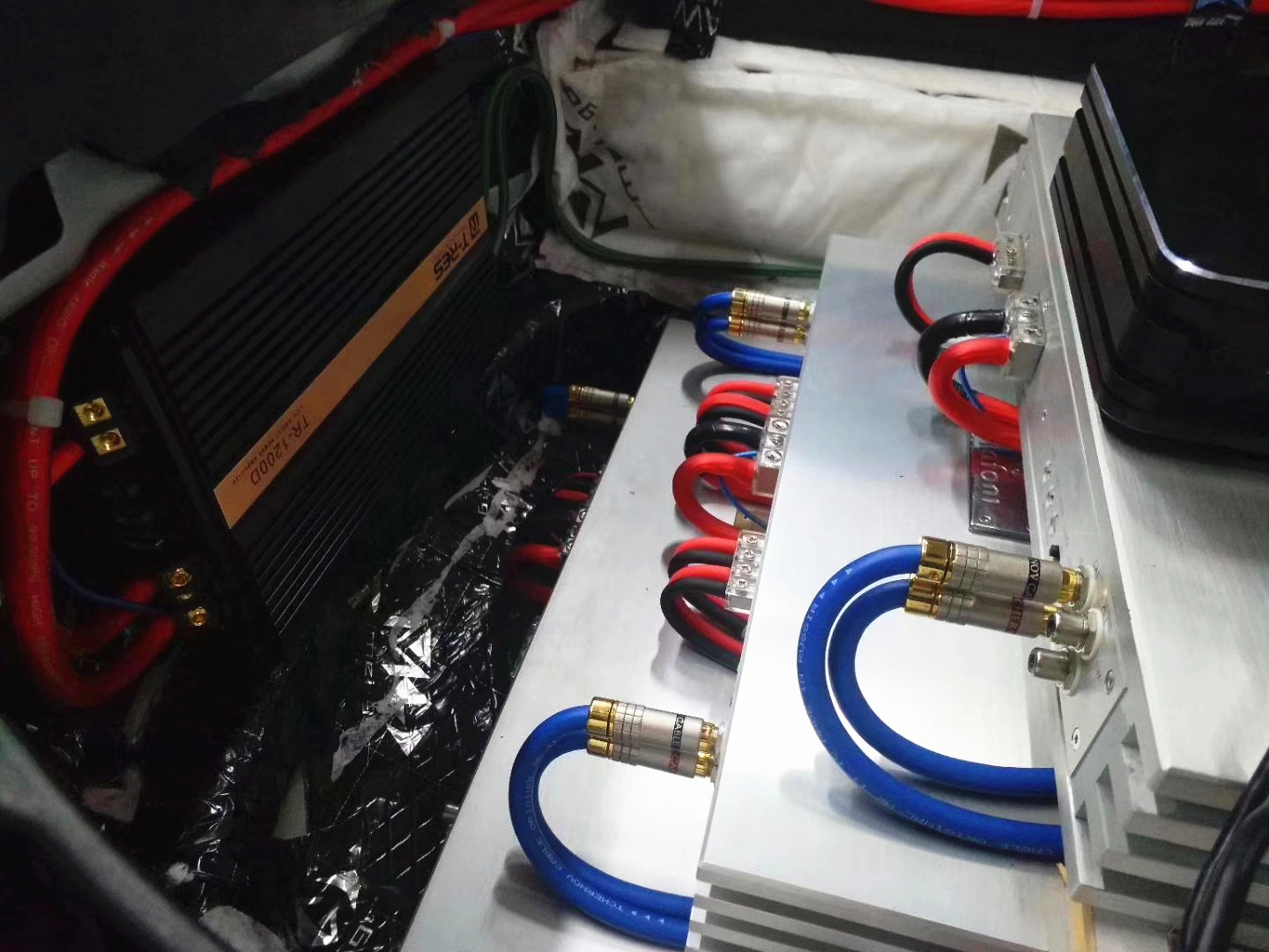 奔驰GLK重新安装布线,音质完全不一样!南京中原汽车音响改装