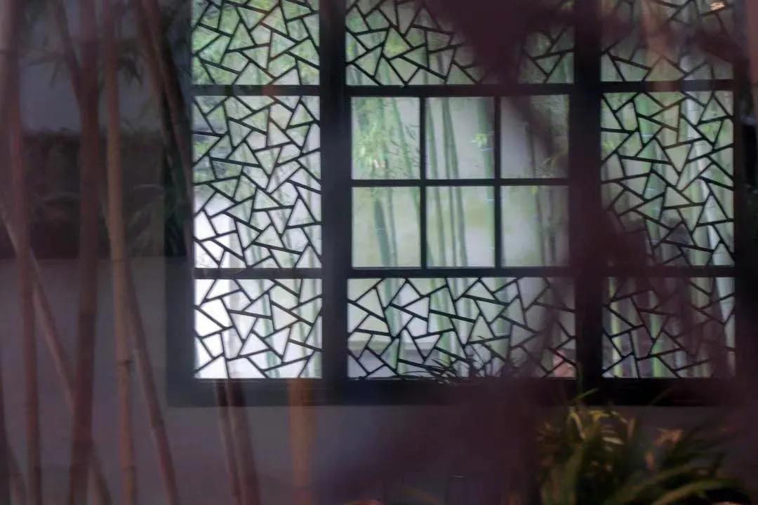 中国人喜欢的瓷器,康熙款青花加彩冰梅纹罐