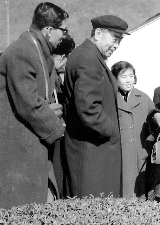 周总理在外交生涯中多次以茶会友，私底下，他最喜欢喝什么茶？