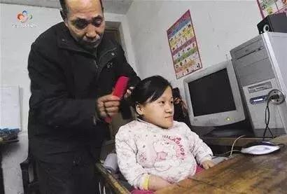 三轮车夫收养女孩,三轮车车夫送残疾女人回家后续