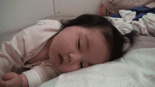 孩子夜里睡不踏实翻来覆去妙招,孩子晚上哭闹睡不踏实怎么回事