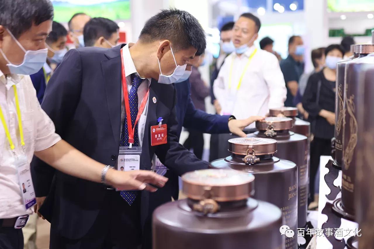 丝博会上的百年故事酒，醇厚酒香魅力绽放