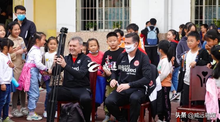 德国足球员来威远县,德国足球大咖进威远校园