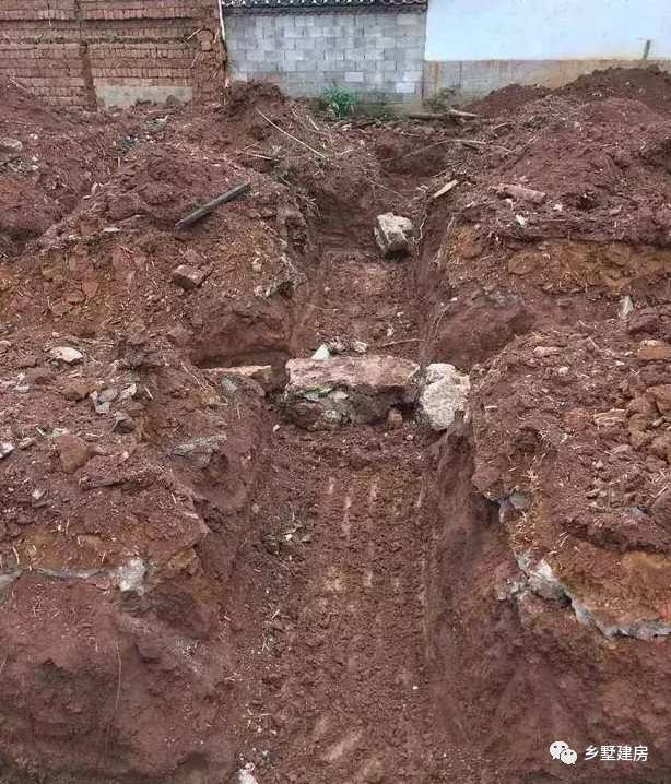 农村自建框架别墅地基怎么做,小伙农村建3层别墅