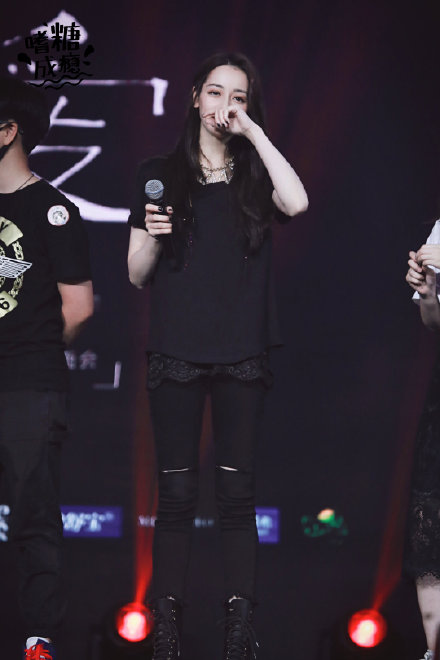 迪丽热巴在台上的霸气现场,迪丽热巴在片场撕头发