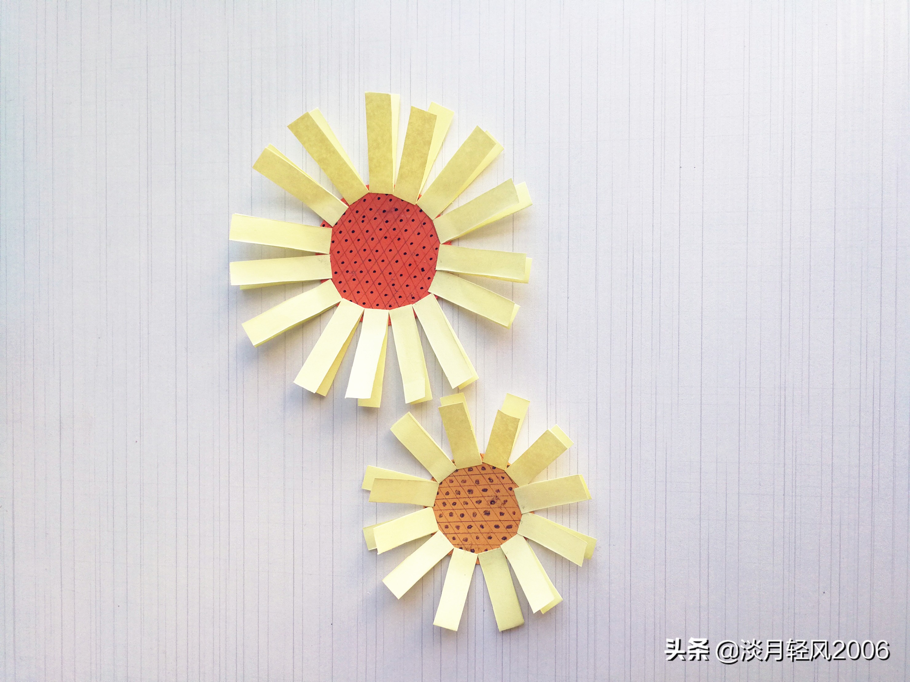 黄色卡纸向日葵创意美术作品,用卡纸折向日葵最简单的方法