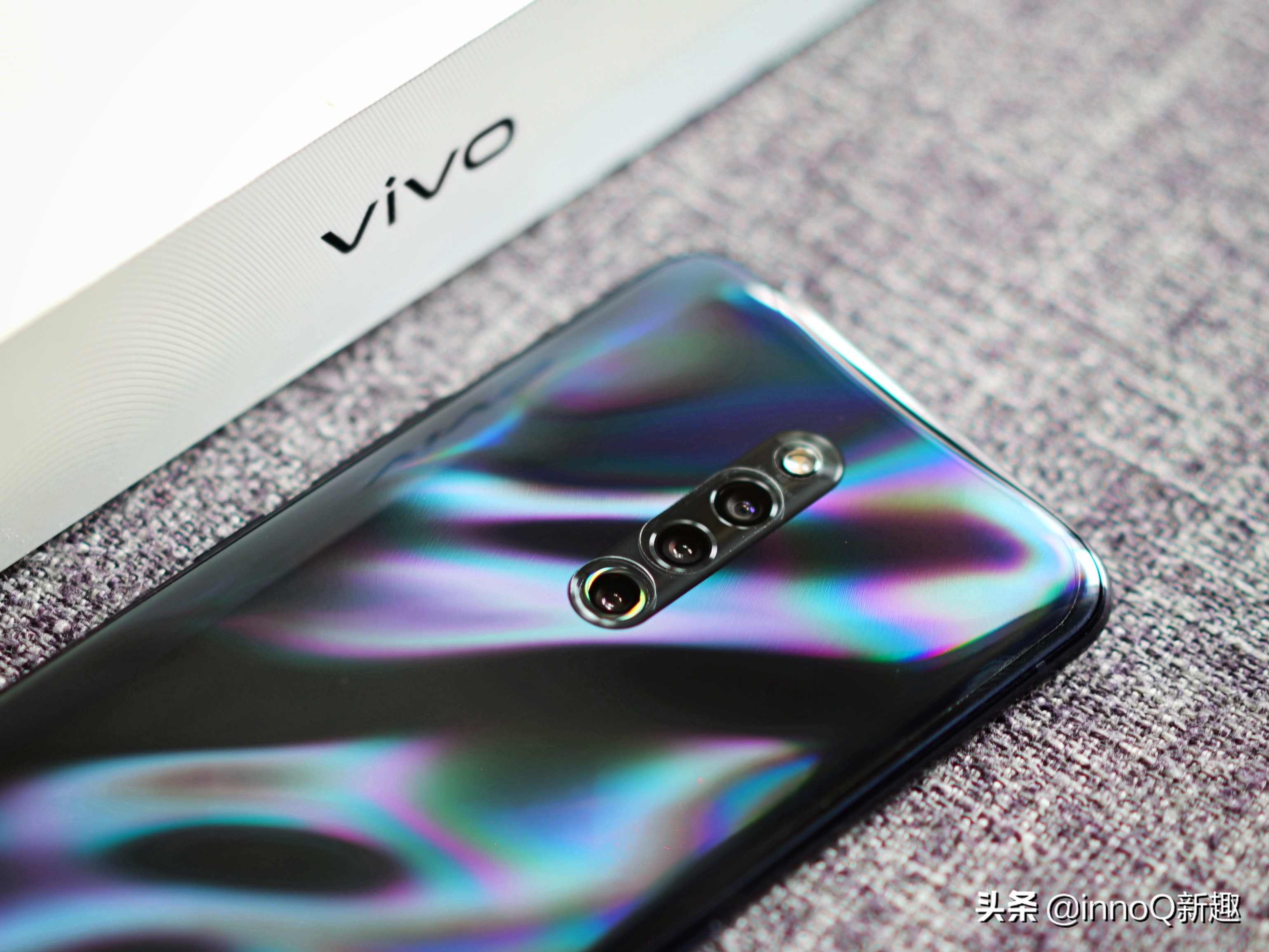 看！这部手机真的完整诠释了什么叫『五彩斑斓的黑』