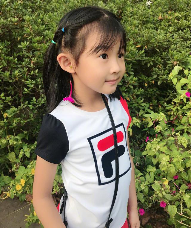 鲍蕾带两女儿出游,鲍蕾携俩女儿登大刊