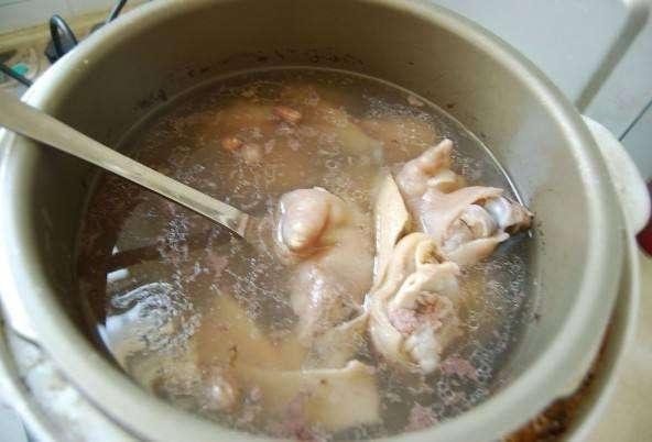 猪蹄炖香菇猪蹄要焯水吗,猪蹄炖出来有一股腊肉味